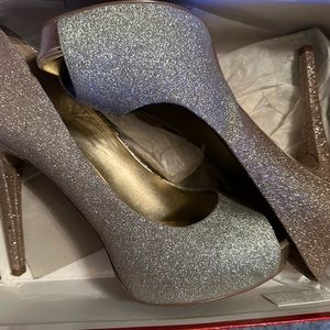 Size 10 Women open toe 4 inch pump.